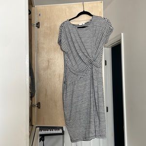 Soft, midi Gap dress with a flatting twist at the waist
